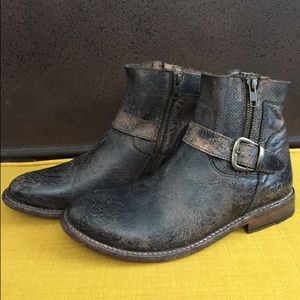 Bed|Stu BECCA Zip Distressed boots final price!